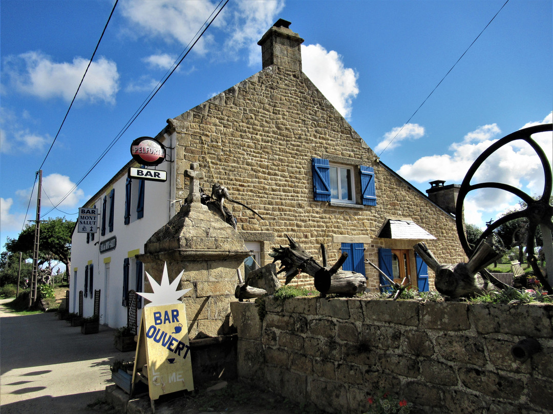 Souches du Parking du bar du Mont-Salut-Ploemel必去景点