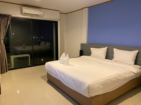 披集鸟巢酒店主图