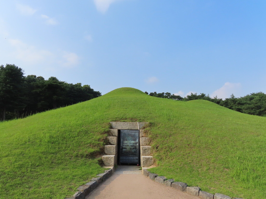 Songsan-ri Tombs and Royal Tomb of King Muryeong-公州市必去景点