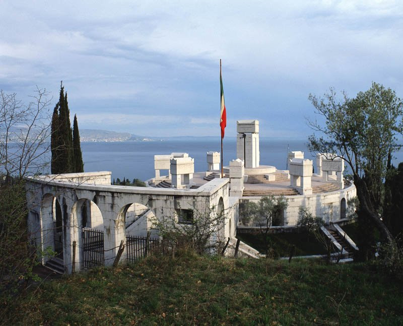 Mausoleo di Gabriele D'Annunzio-加尔多内里维耶拉必去景点