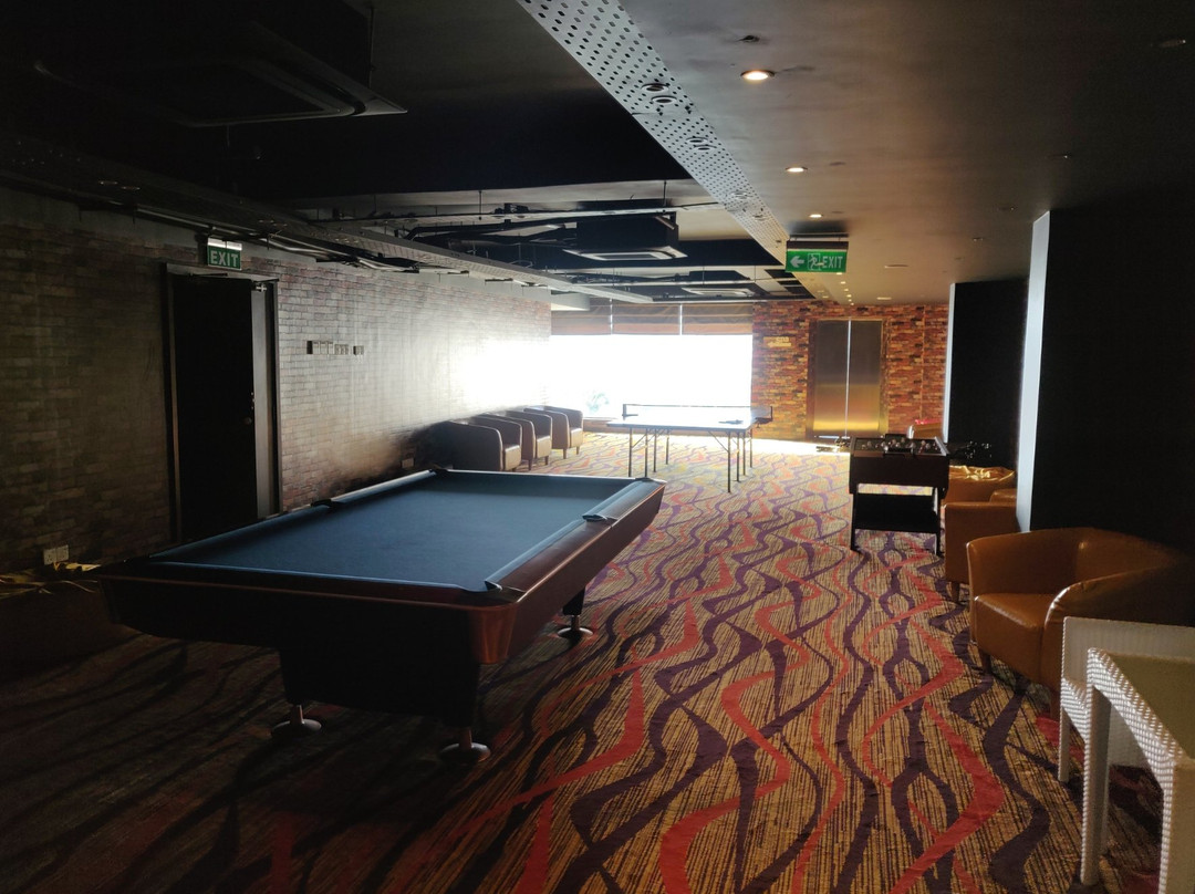 The Golden Crown Hotel主图