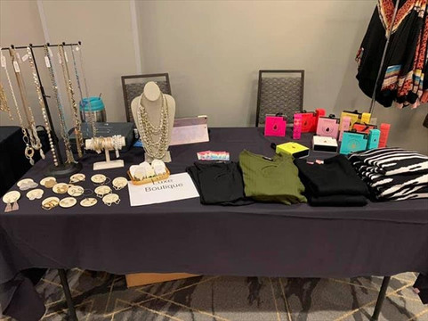 Luxe Boutique & Luxe Street Boutique Fashion Truck-布卢明顿必去景点