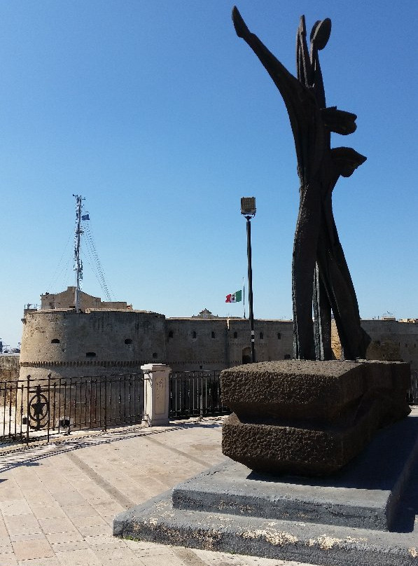 Monumento al Marinaio d'Italia-塔兰托必去景点