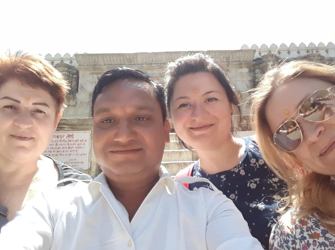 India saying namaste Trips-阿尔瓦必去景点