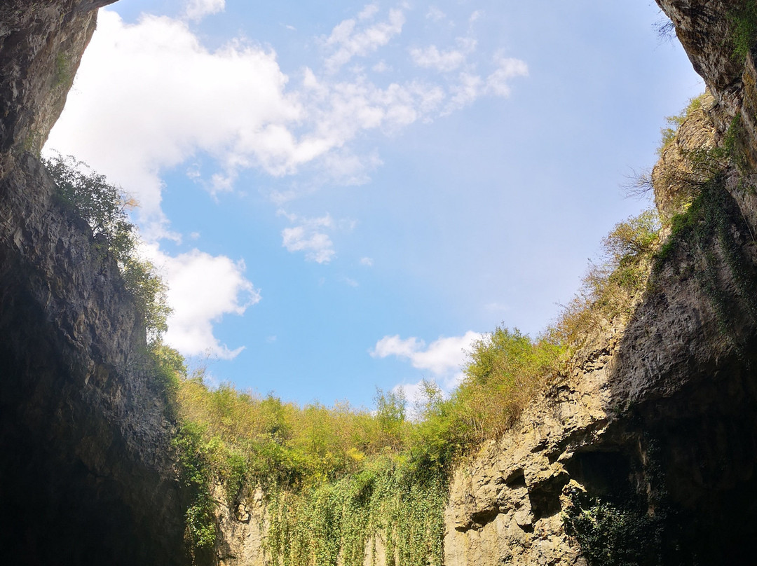 Devetashka Cave景点图片