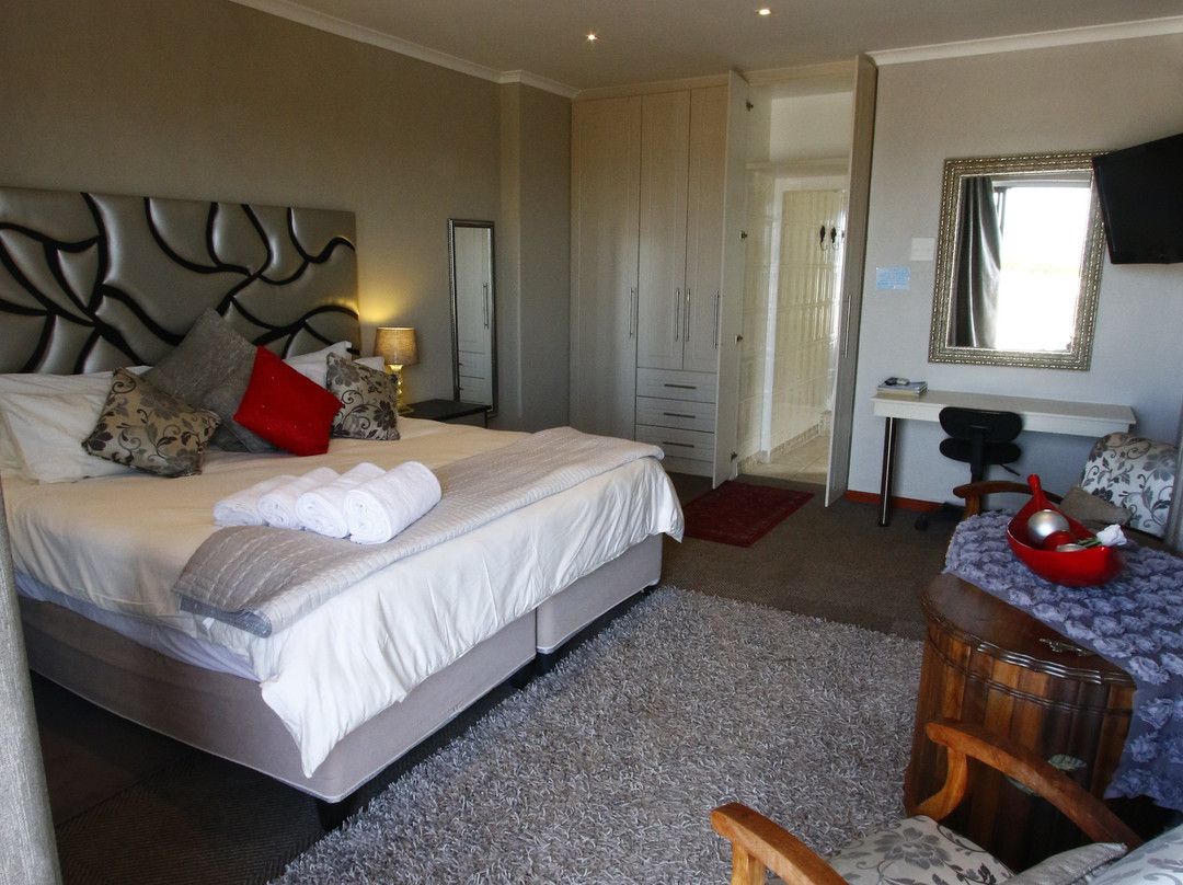 Bluewater Beachfront Guest House主图