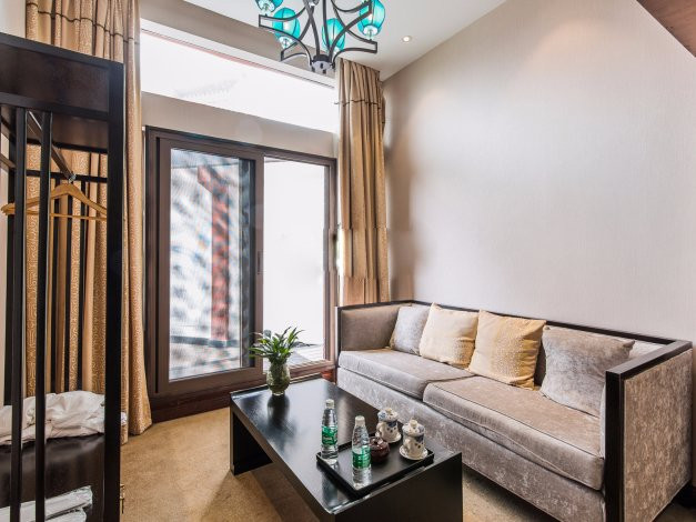 花间集驿栈主图