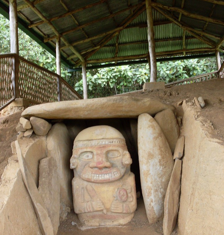 La Pelota - Estatuas A Color-San Agustin必去景点