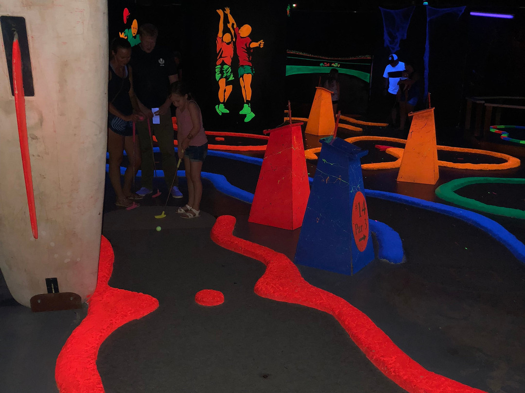 Black Magic Indoor Blacklight Mini Golf-卡文迪西必去景点