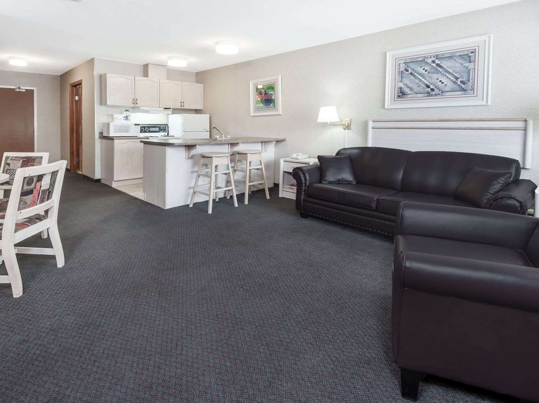 Stony Plain Inn & Suites主图