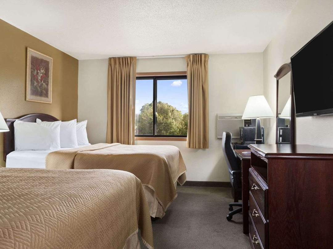 拉波特/密歇根城地区Travelodge by Wyndham酒店主图