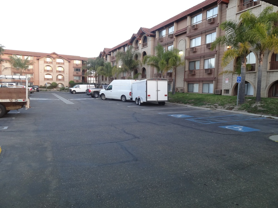 隆波克谷套房酒店主图