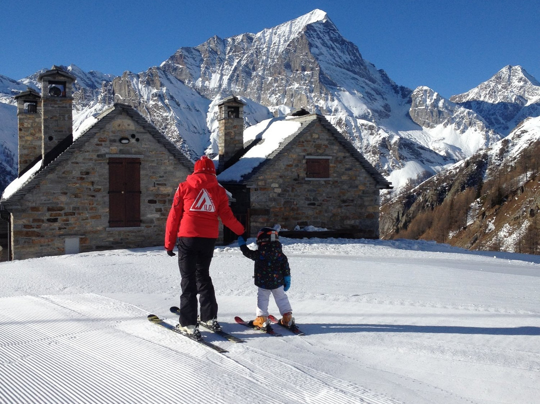 Wild Snowboard & Ski Academy景点图片