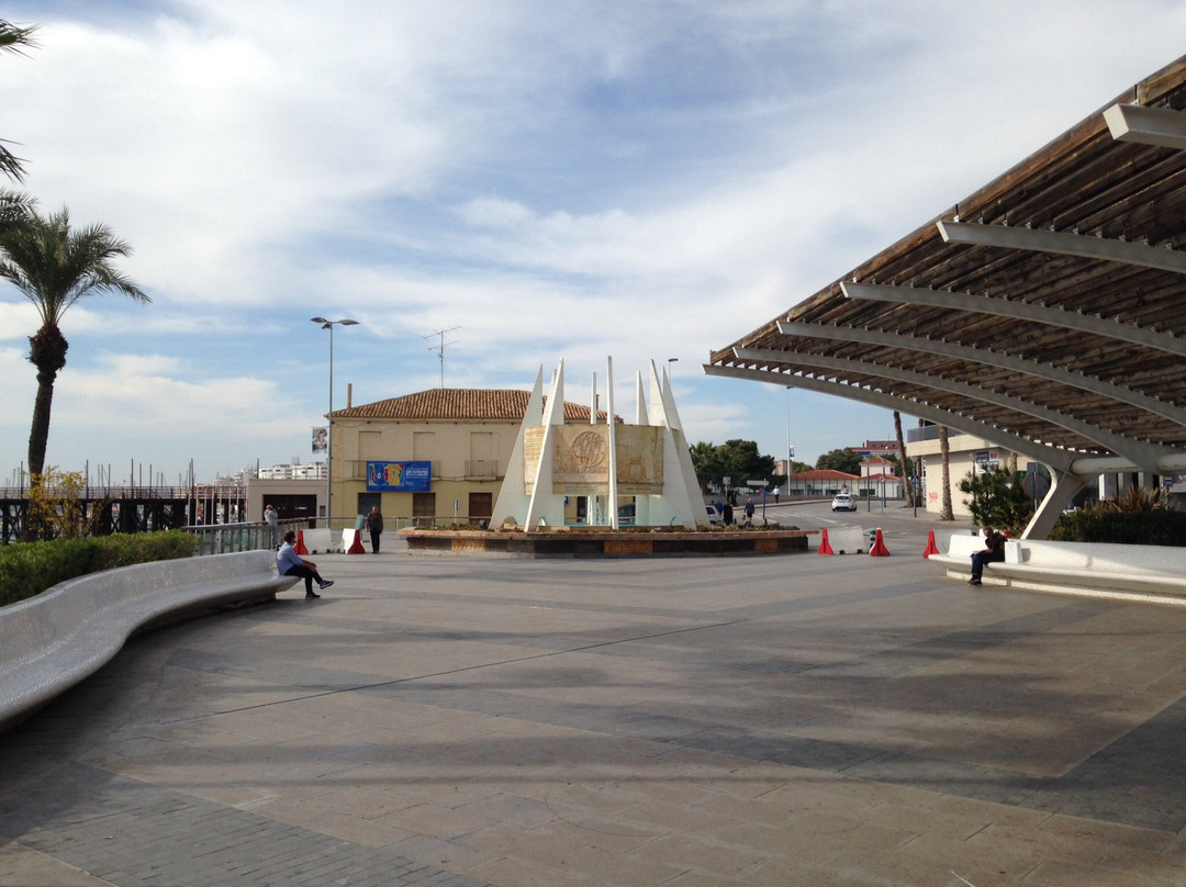 Monumento de Las Coralistas-托雷维耶哈必去景点