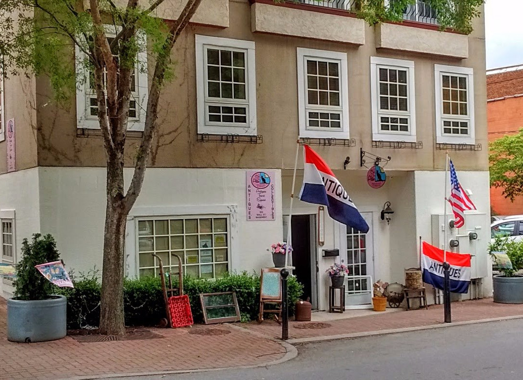 A Cat In The Attic Treasures & Treats Antiques Towne Square-韦恩斯维尔必去景点