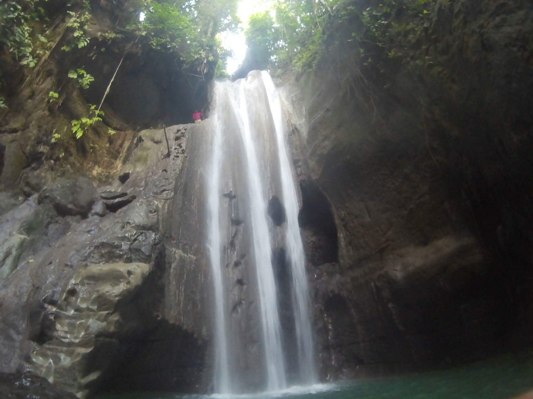 Binalayan Hidden Waterfalls景点图片