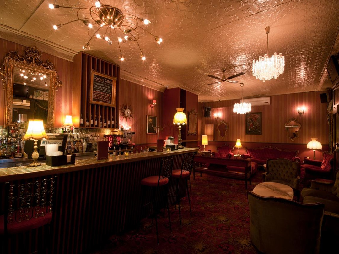 Windsor旅游景点-Back Bar