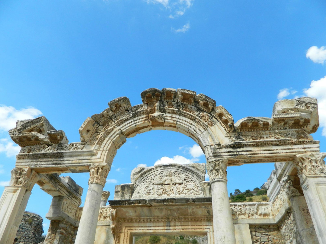 Temple of Hadrian景点图片