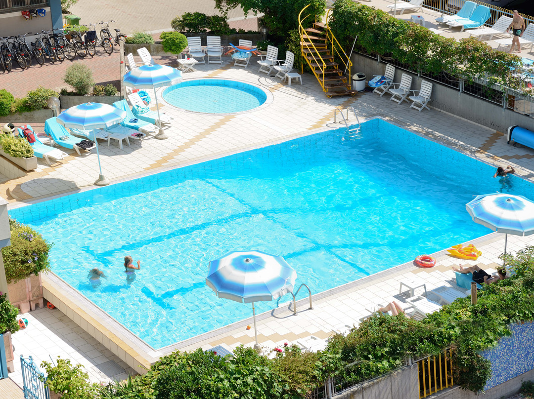 Piscina Caesar Riscaldata-切塞纳蒂科必去景点