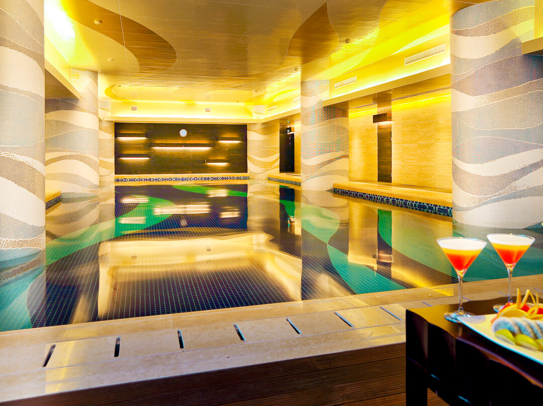 半岛凯豪大酒店主图