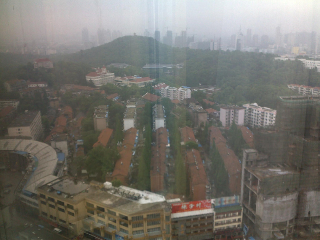 金鹰皇冠假日酒店主图