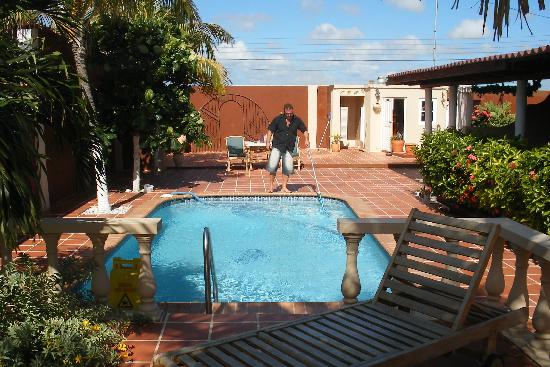 Laguna Beach Apartments-泳池