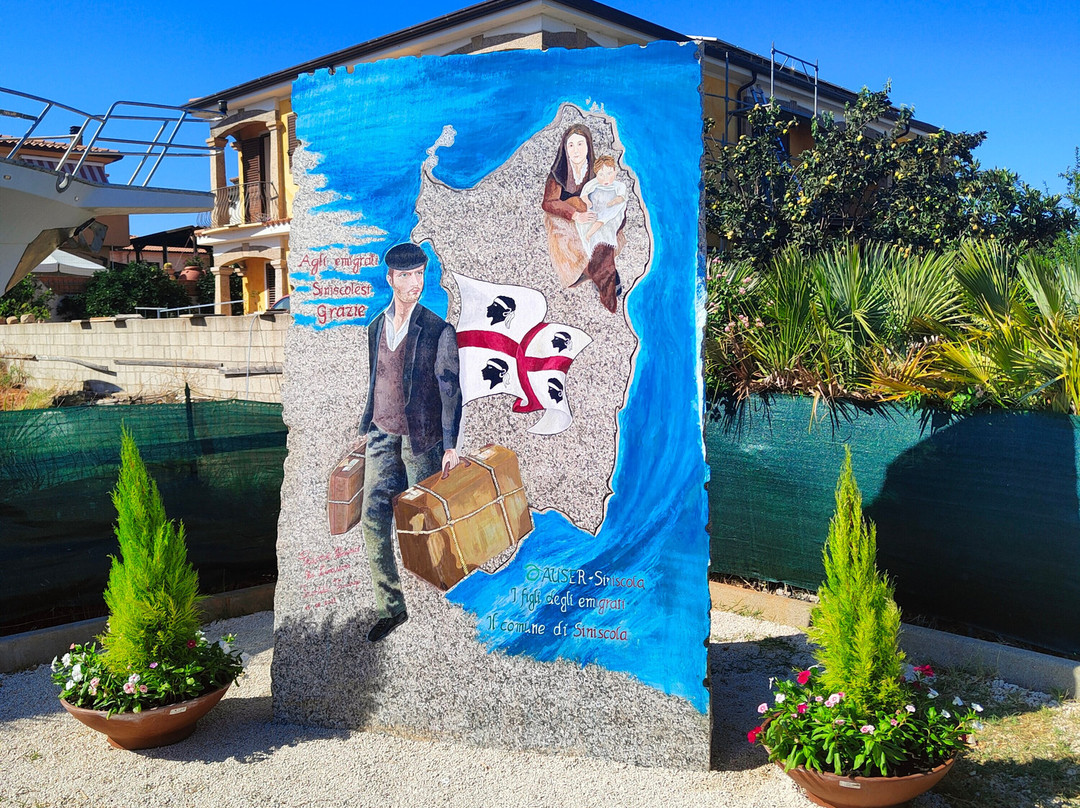 Monumento agli emigrati siniscolesi-Siniscola必去景点