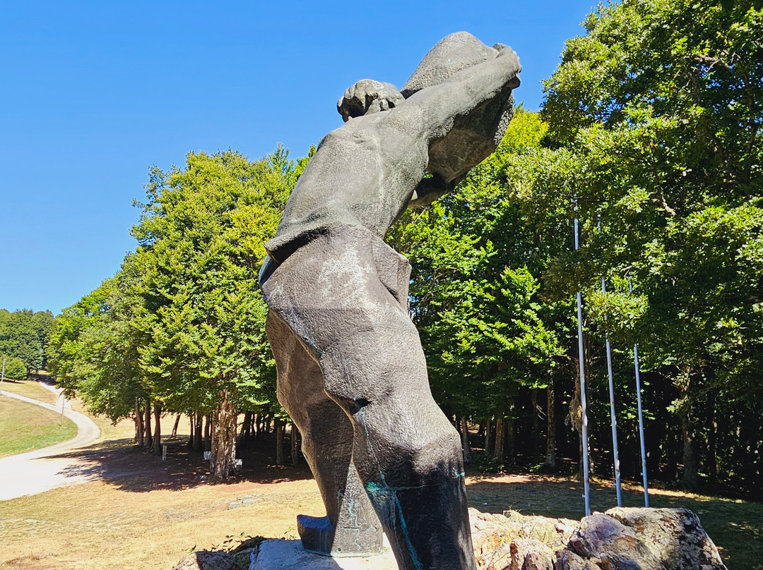 Bear's Stone Monument景点图片