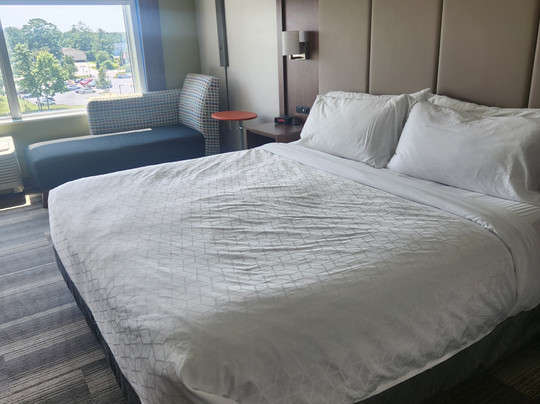 Holiday Inn Express & Suites Queensbury - Lake George Area By IHG主图