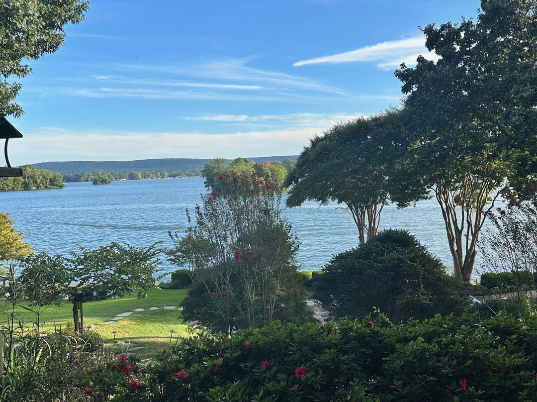 Lookout Point Lakeside Inn主图