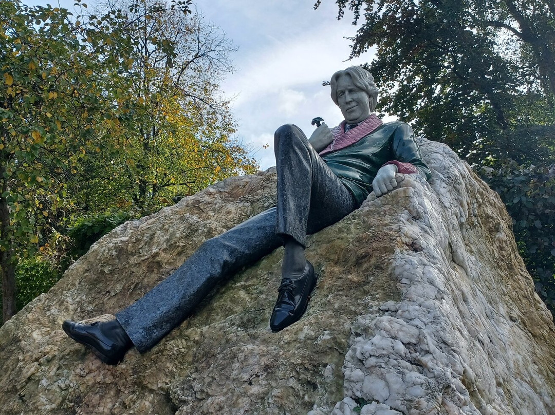 Monument to Oscar Wilde-都柏林必去景点