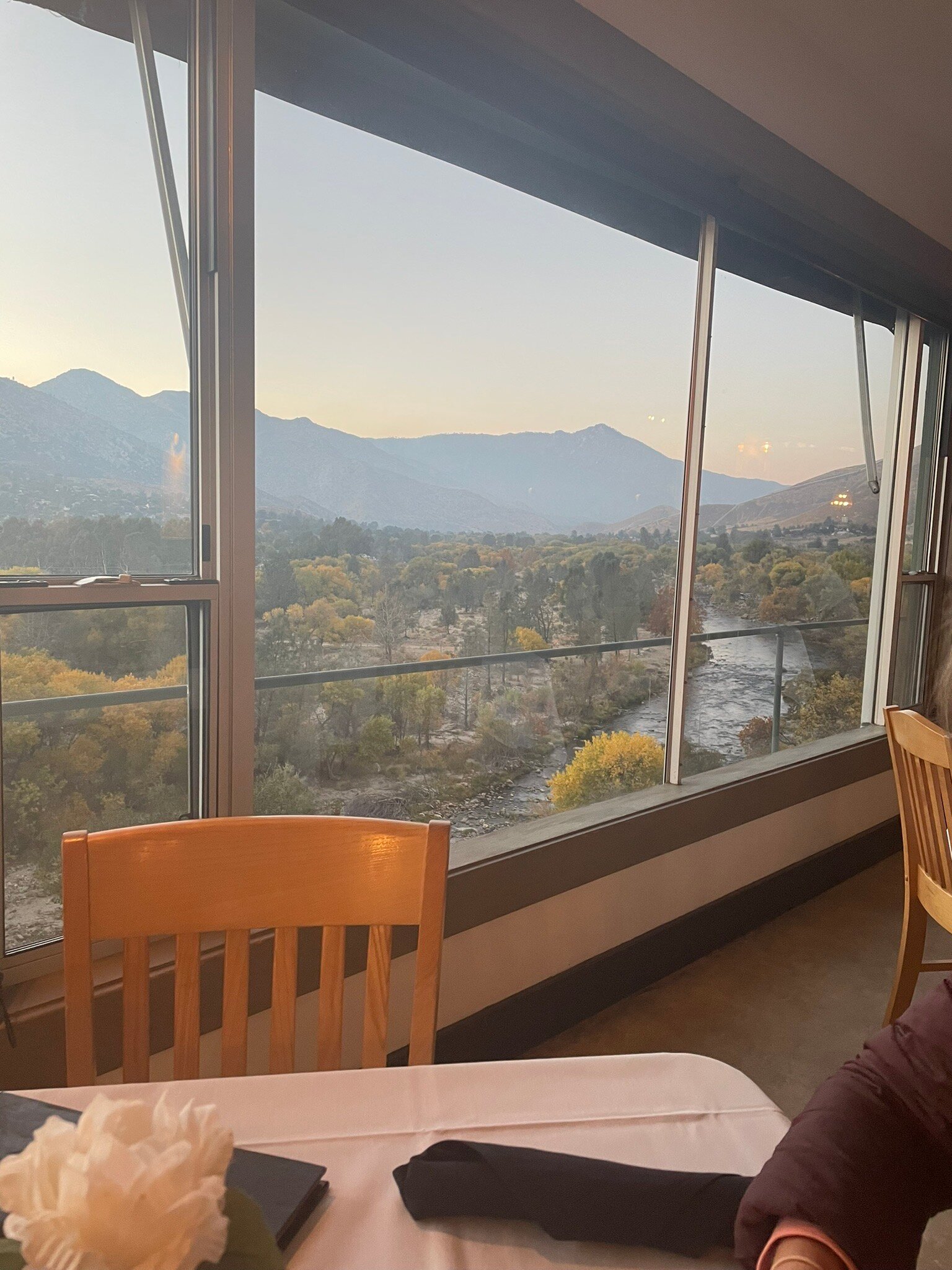 Whispering Pines Lodge-官方