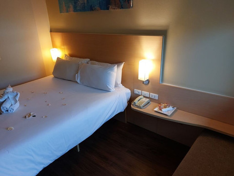 普吉岛宜必思卡塔酒店主图