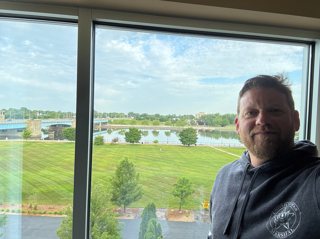 贝城河滨希尔顿逸林酒店主图