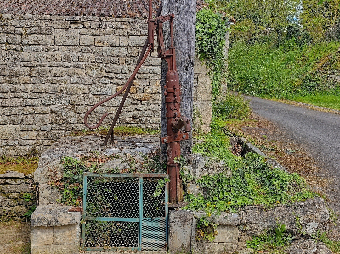 La Fontaine Et Le Lavoir De Cerzeau