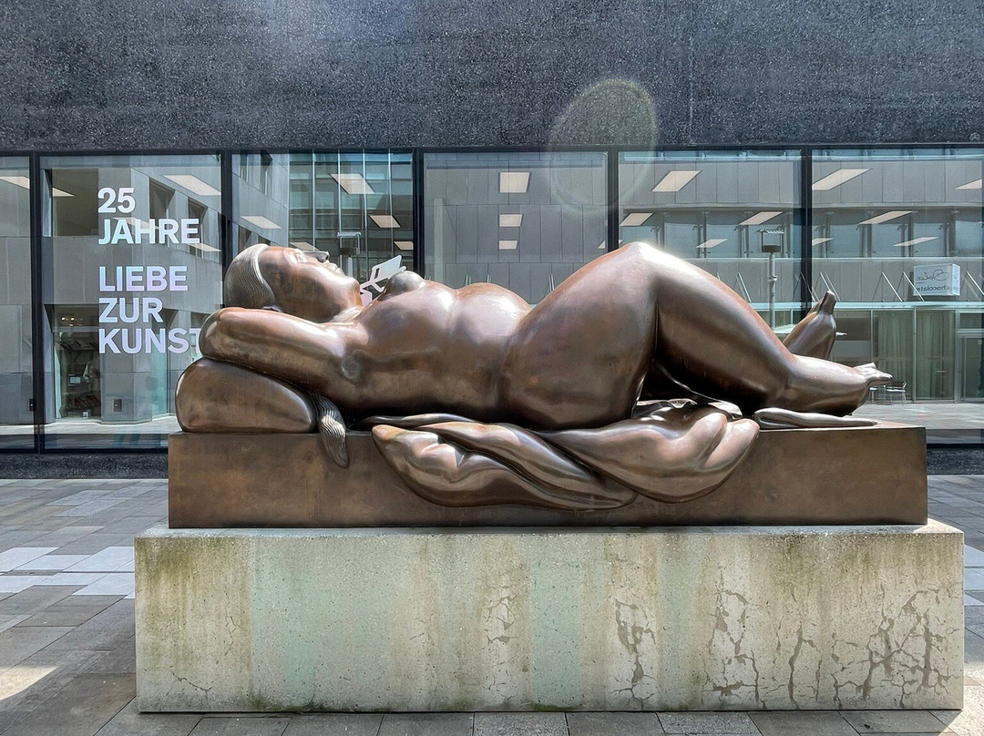 Reclining Woman von Fernando Botero-瓦杜兹必去景点