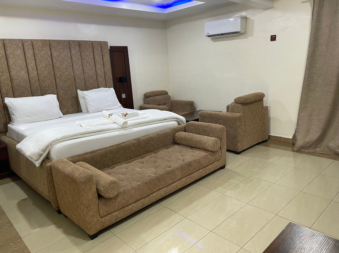 Precious Palm Royal Hotel主图