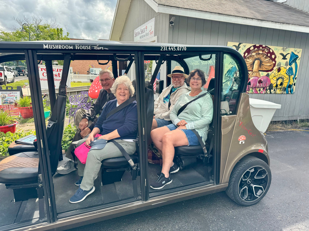 Mushroom House Tours-夏洛瓦必去景点