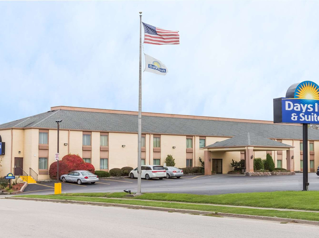 Days Inn & Suites by Wyndham Bloomington/Normal IL