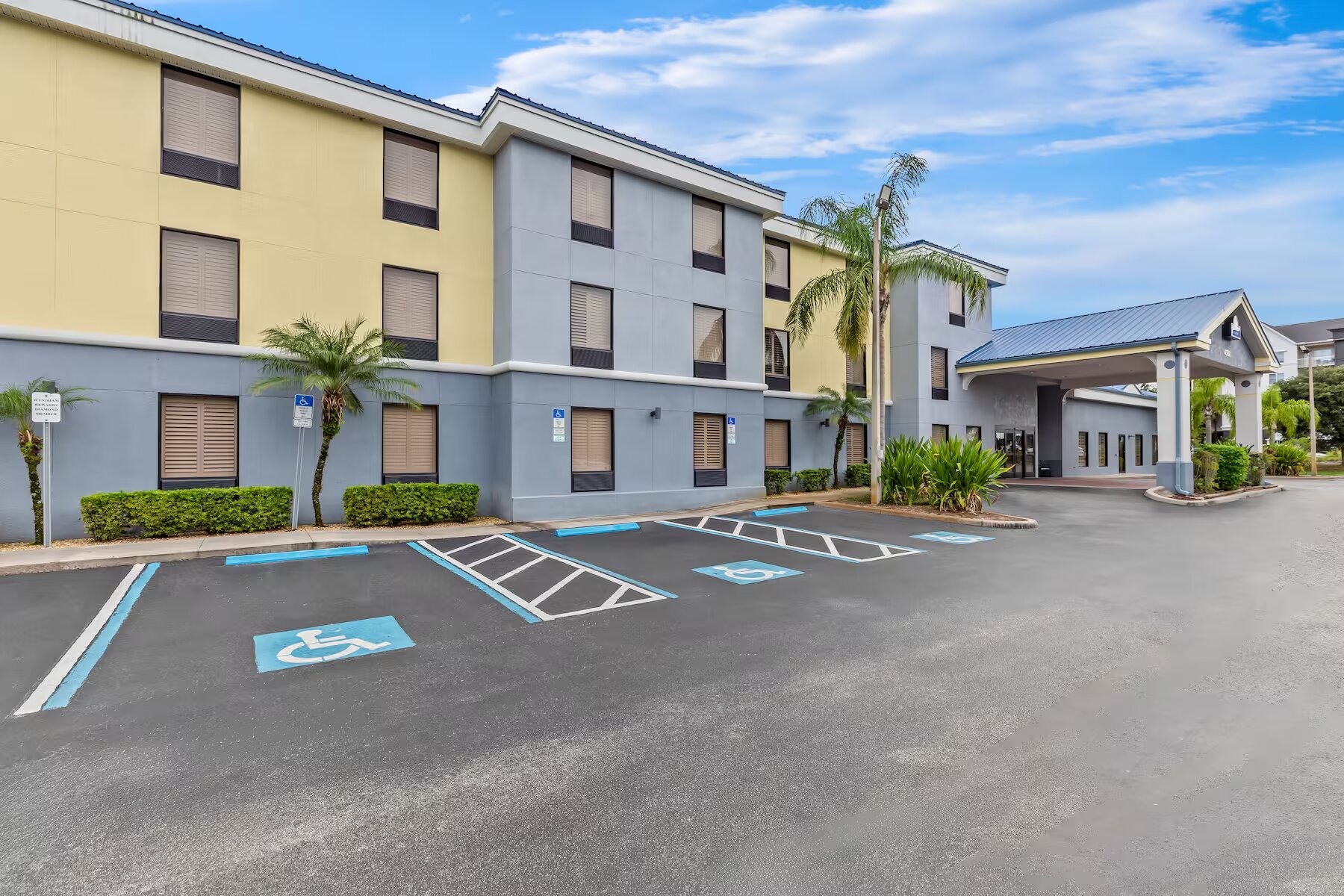 Days Inn & Suites By Wyndham Lakeland-浴室