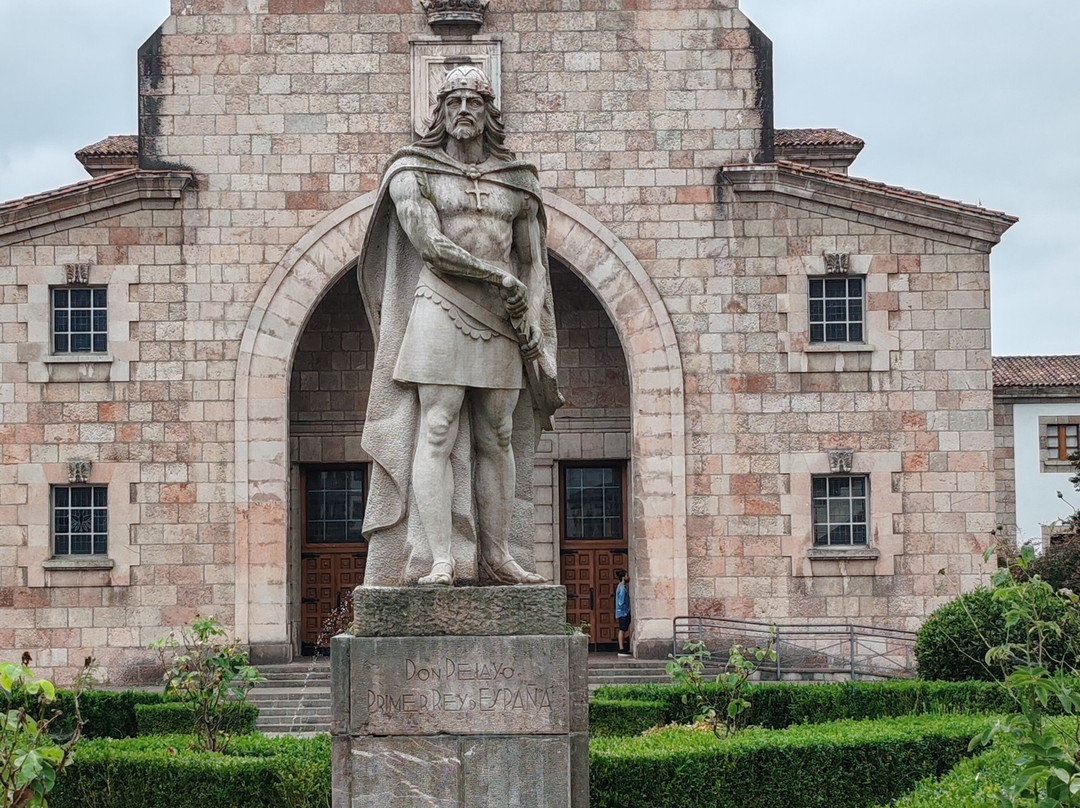 Iglesia of La Asuncion-Cangas de Onis必去景点
