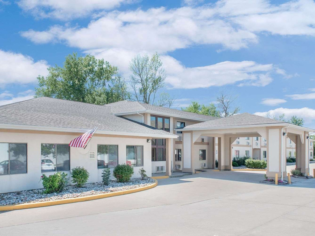 奥塔姆瓦速8酒店主图