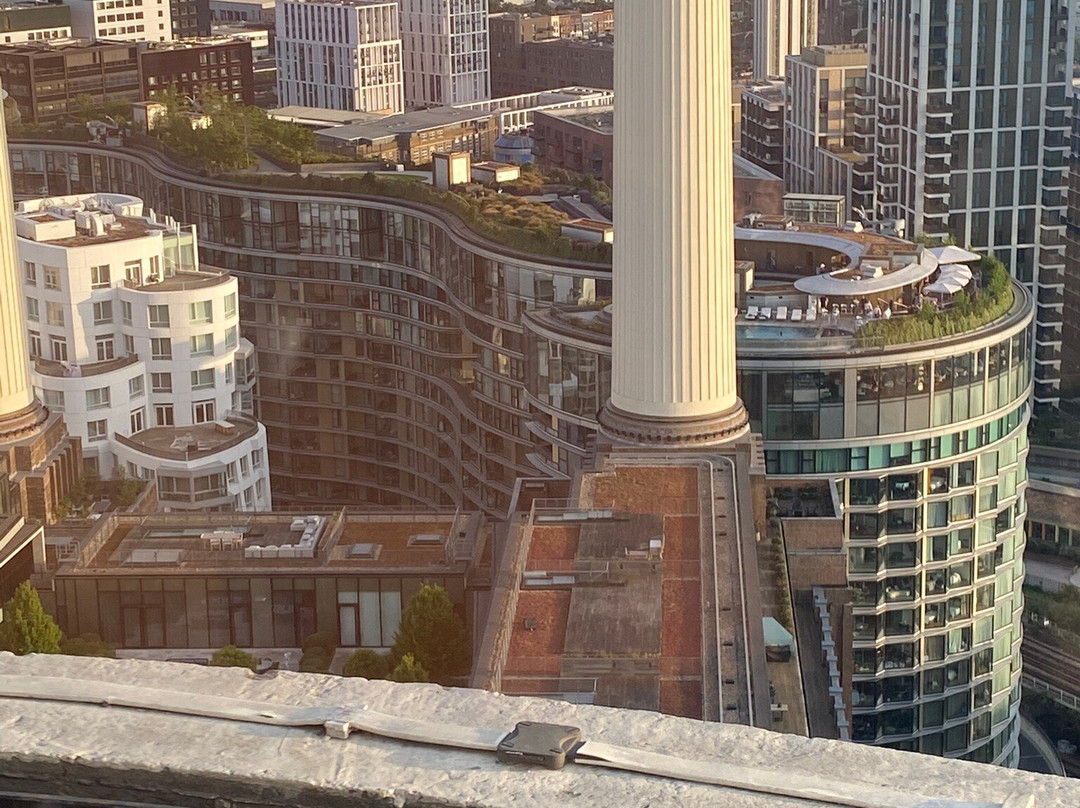 The Chimney Lift at Battersea Power Station-伦敦必去景点