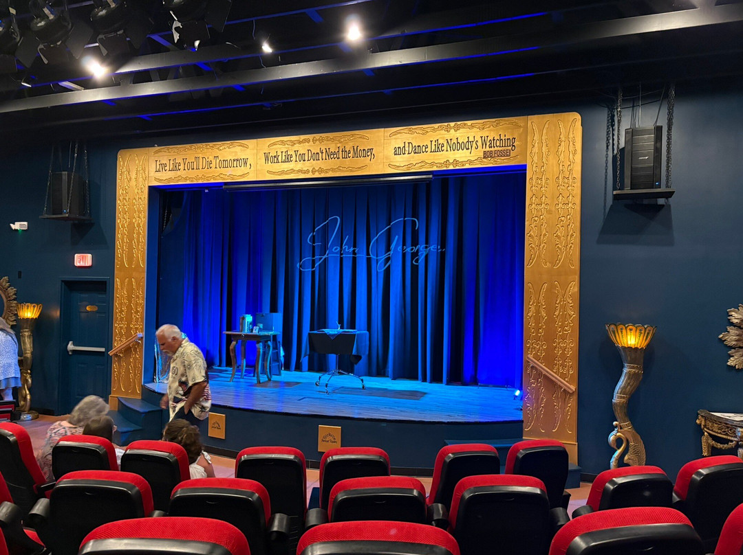 Dickens Parlour Theatre-Millville必去景点