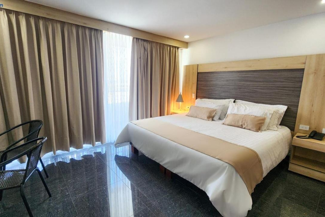 Puerto Tejada酒店住宿-B&E Apartasuites Hotel