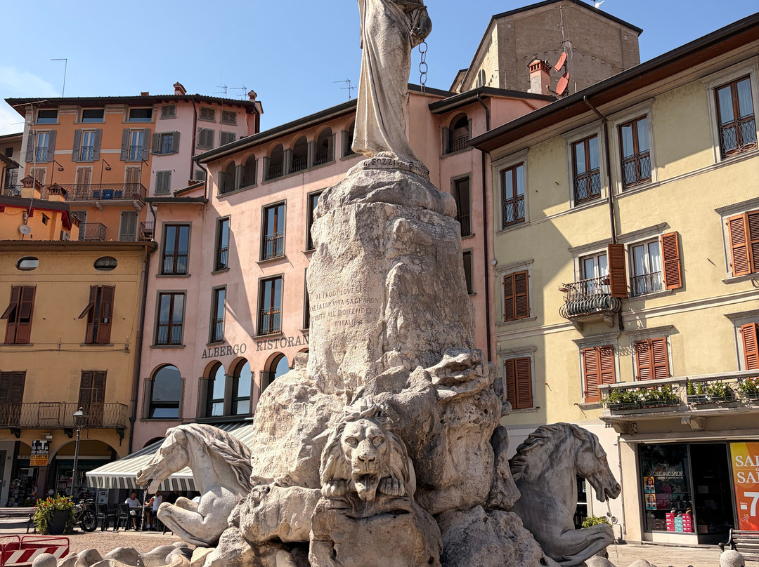 Fontana di Piazza XIII Martiri di Lovere-洛韦雷必去景点