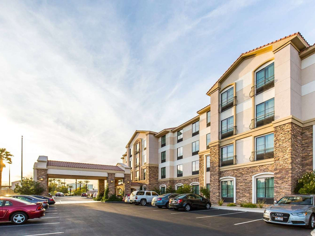 亨德森凯富套房酒店主图