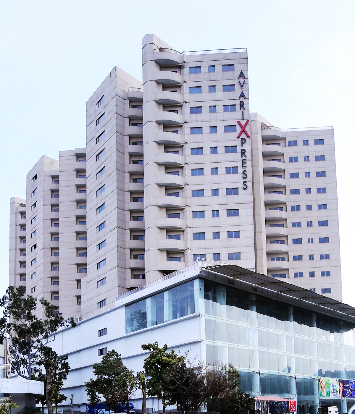 Avari Xpress Gulberg-portrait