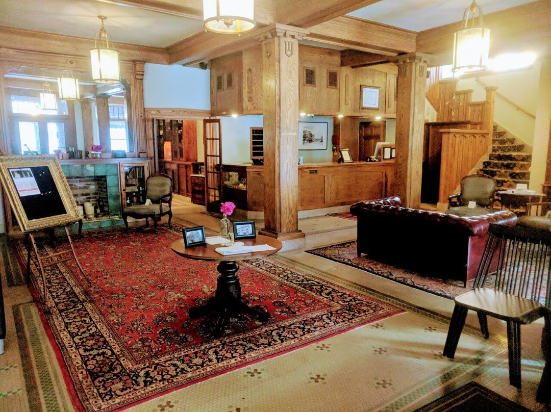 The Black Hawk Hotel主图