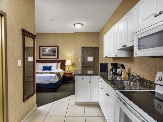 Redwood Inn & Suites主图